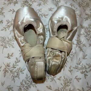 Used Russian Pointe pointe shoes                       SOLD